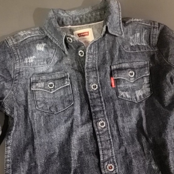NWT Kids Levi’s Distressed Lightweight Button Down Denim Collar Shirt SZ 12 Mths - Picture 2 of 5
